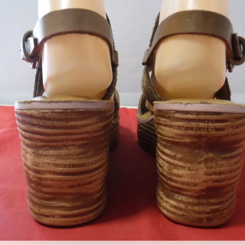 OTBT cut out leather gold wedge sandals size 7.5 - Picture 6 of 10